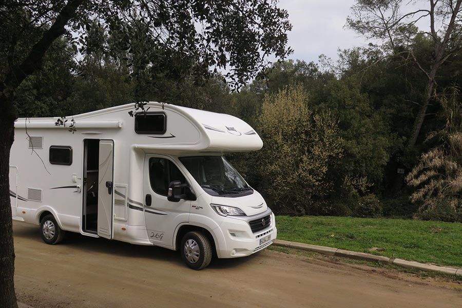 Alquilar autocaravana capuchina McLouis Glamys 26 1 - Autocaravanas nuevas y baratas para comprar o alquilar