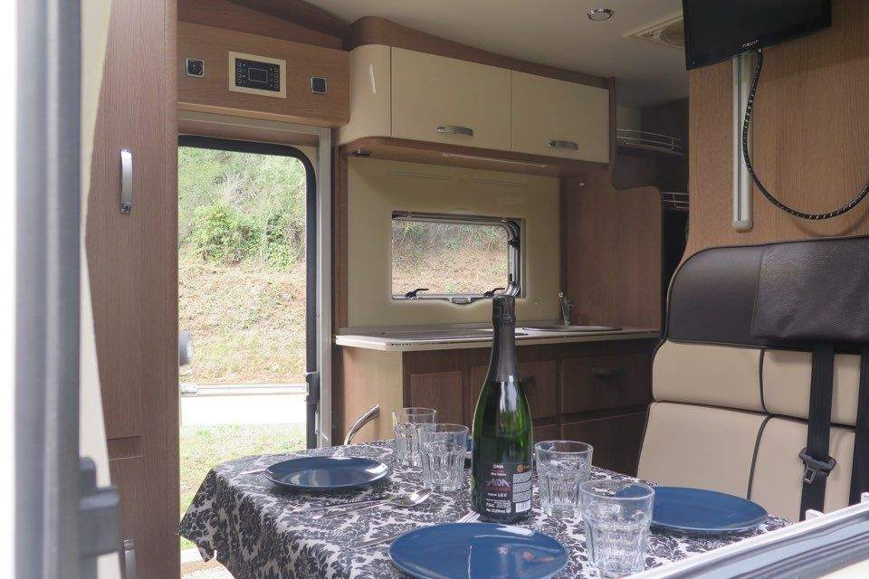 comedor 2 960 640 4 - Alquiler de autocaravanas en Catalu&ntilde;a