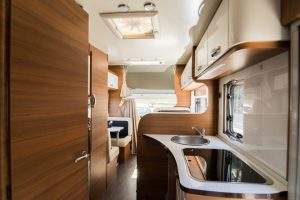 Medidas de seguridad COVID-19 en autocaravanas Interior de autocaravana limpia y desinfectada