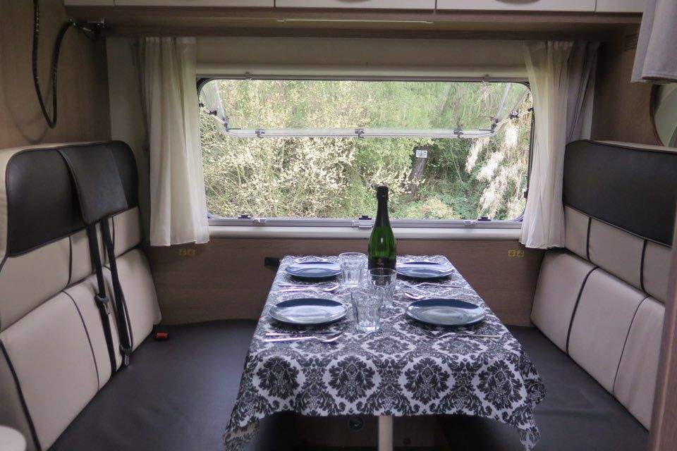 comedor 960 640 6 - Autocaravanas de alquiler en Manresa