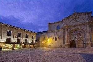 Vista nocturna del parador de Santo Domingo