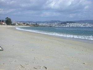 Playa con la ciudad de fondo 