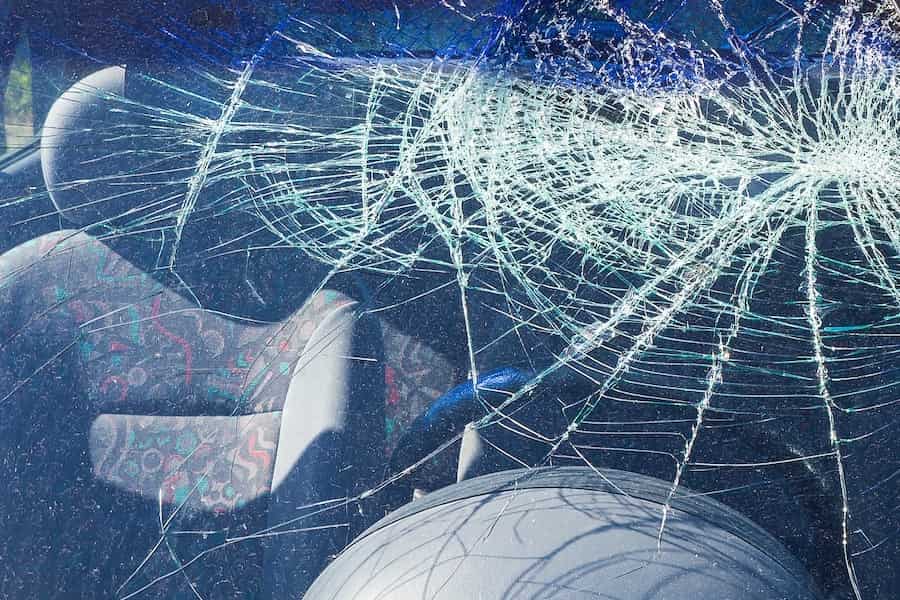 parabrisas autocarvana roto - Problemas que pueden surgir cuando circulamos en autocaravana