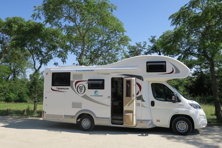 BARON 26 LATERAL DERECHO - La Final de la Champions League en autocaravana