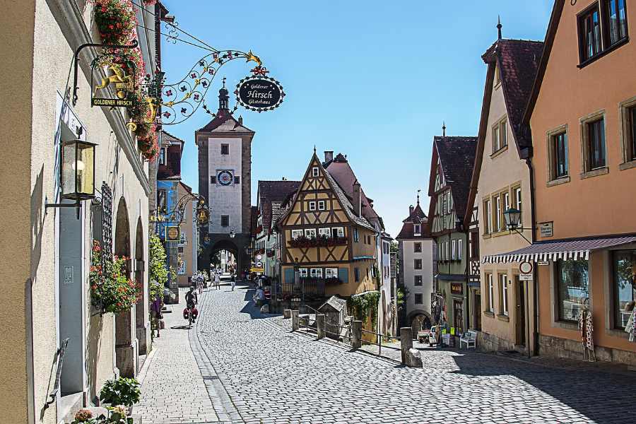 Calle Herrngasse y Torre del Reloj en Rothenburg