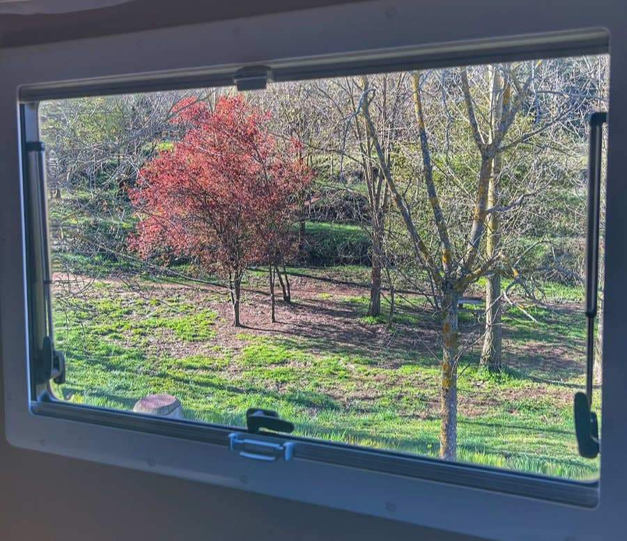 Vistas exteriores dentro de la autocaravana para viajes de novios